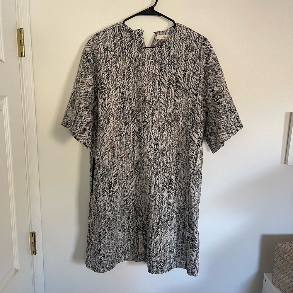 ÁERON Black and White Herringbone Short Sleeve Shift Dress